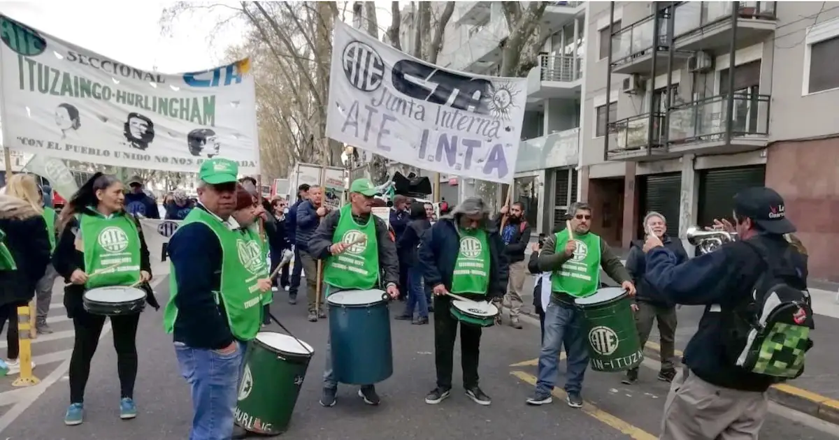 "No estamos dispuestos a negociar ningún ajuste. La oferta es insuficiente, perjudica a los trabajadores y quita derechos a todo el pueblo" expresó el secretario general de ATE Rodolfo Aguiar.