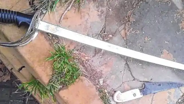 Un hombre intentó cortarle el cuello a su pareja