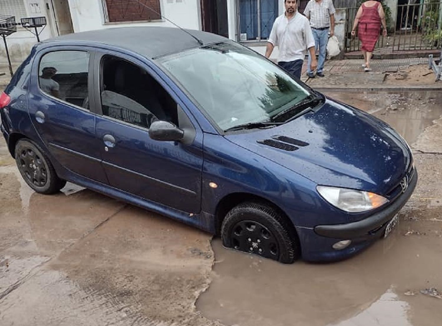 Un auto sufrió daños luego de caer en un enorme bache en la zona céntrica