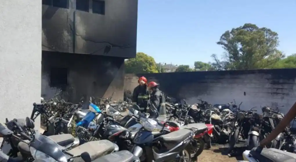 Cordoba: un asado en la comisaría dejó 77 motos quemadas