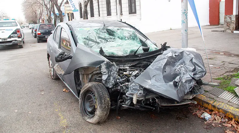Permanece estable el hombre que chocó su auto contra un camión