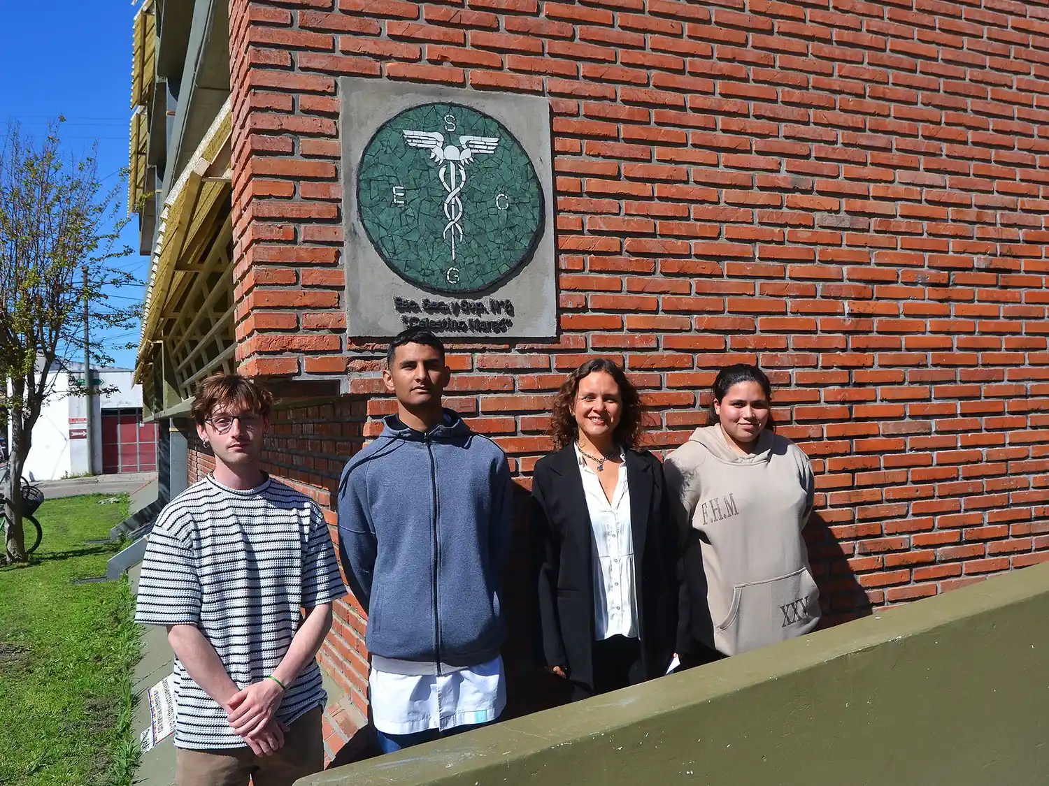 Docente, estudiantes y rectora de la escuela Manauta.