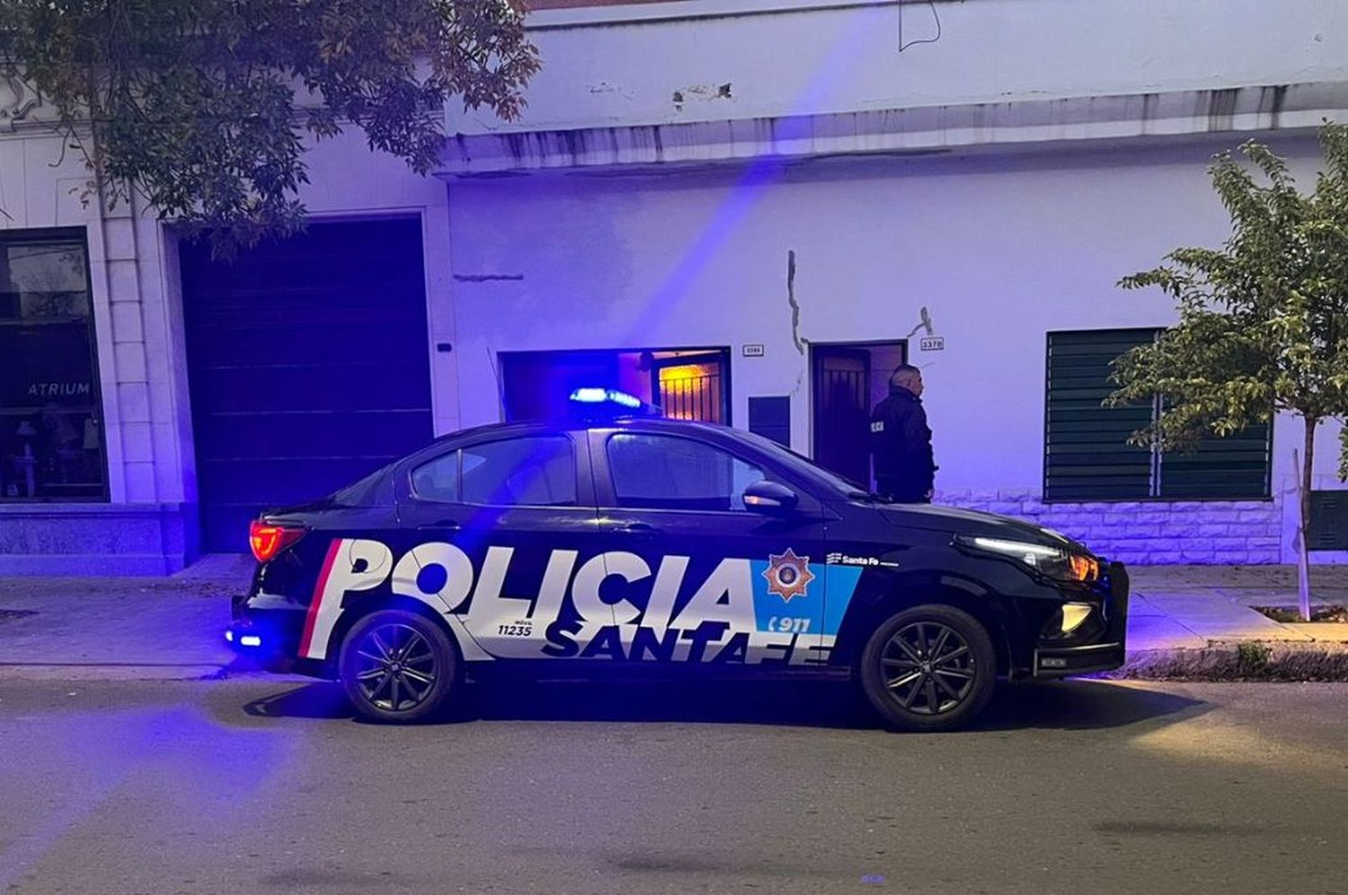 "No me violes, puedo ser tu mamá": un ladrón entró a su casa, la tomó de rehén y la policía logró detenerlo