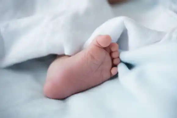 Por accidente una mujer encuentra una bebé recién nacida enterrada en el jardín de su casa