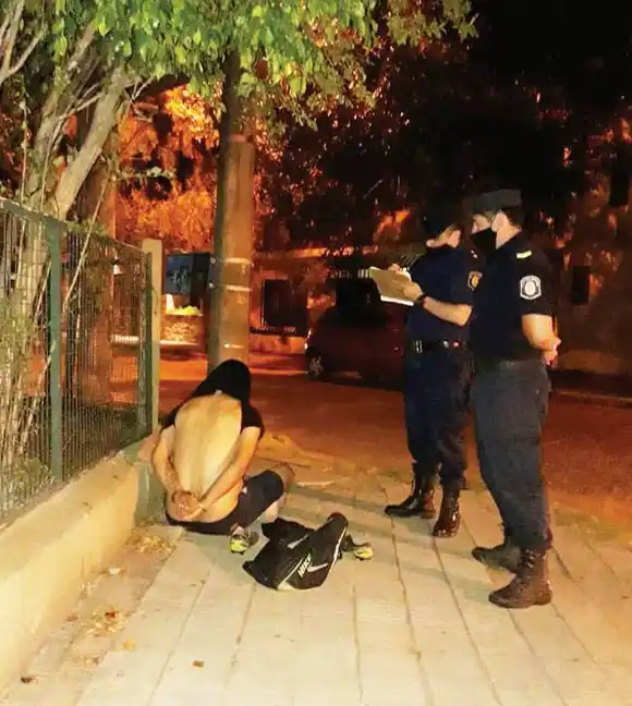 Robó en un colectivo y huyó en otro, pero fue detenido por la policía