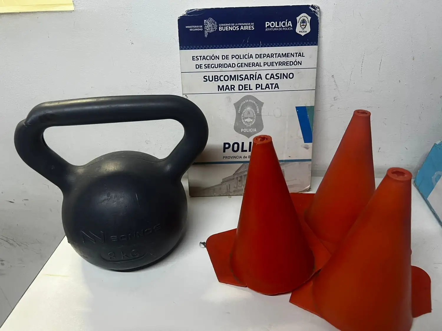 El hombre en situación de calle había roto el vidrio frontal para entrar al gimnasio.