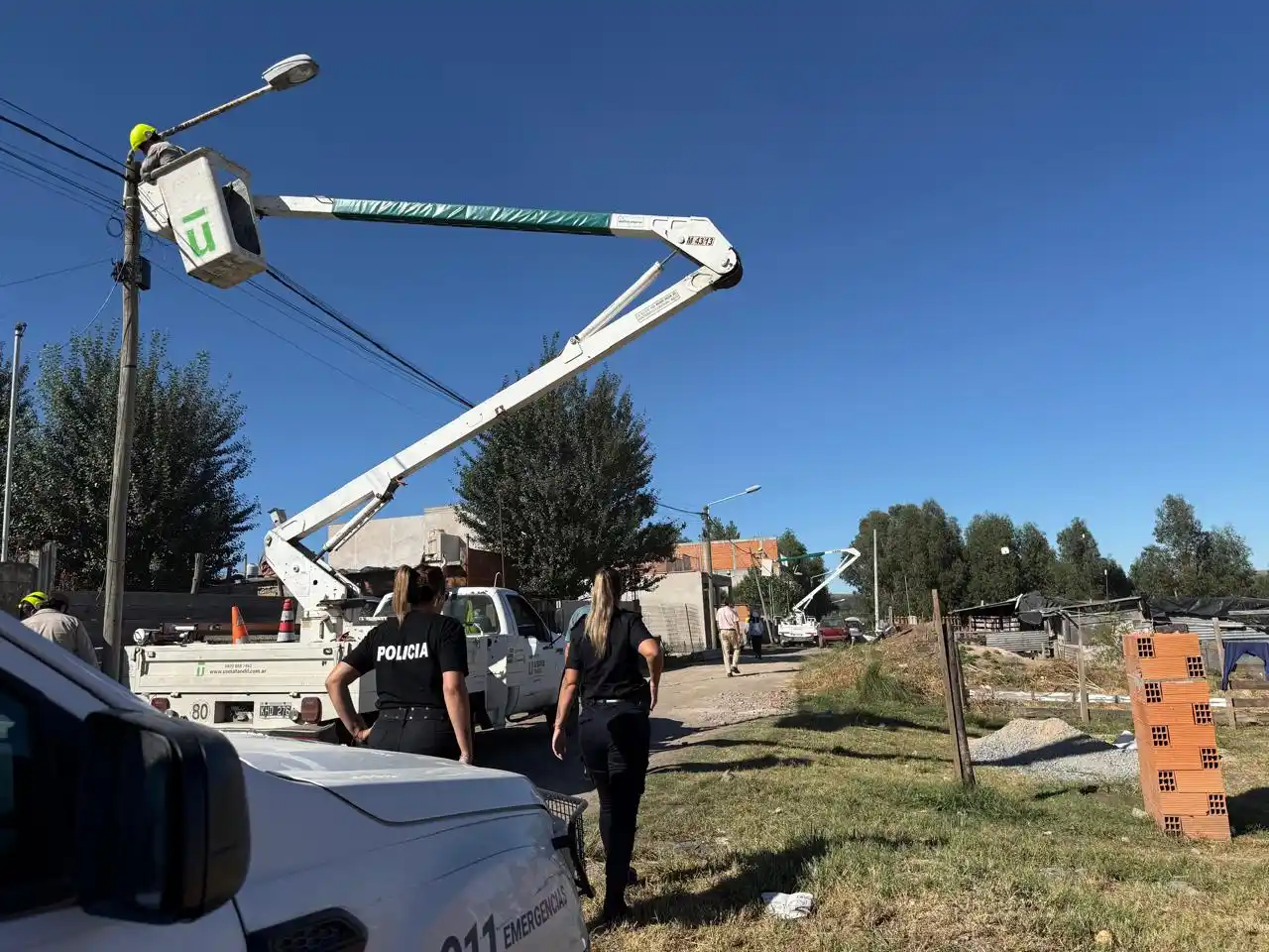 En un operativo con efectivos policiales, la Usina volvió a cortar las conexiones irregulares en la toma.
