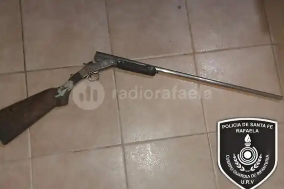 Con una escopeta, estaba a los tiros en su patio “cansado de que le entren a robar”