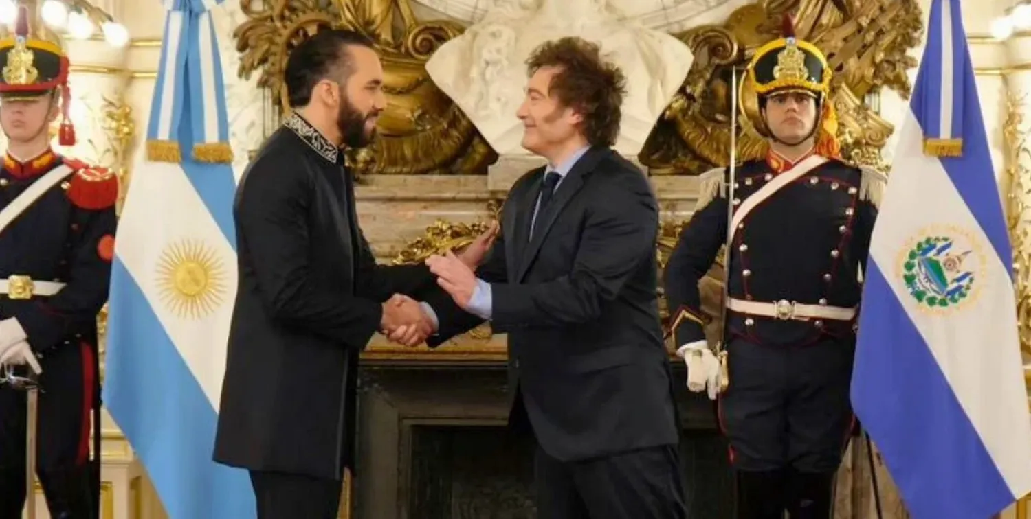 El presidente argentino, Javier Milei saluda al mandatario de El Salvador, Nayib Bukele, al recibirlo en la Casa Rosada.