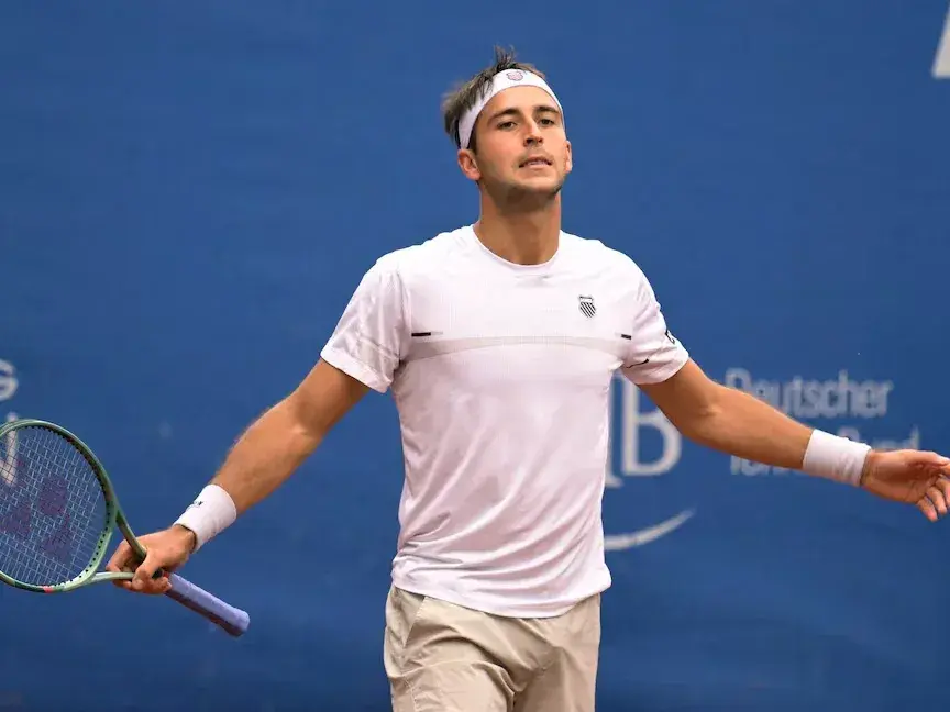 Tomás Etcheverry venció a Ignacio Buse y se clasificó para las semifinales del ATP de Austria . Foto: REUTERS/Fabian Bimmer)