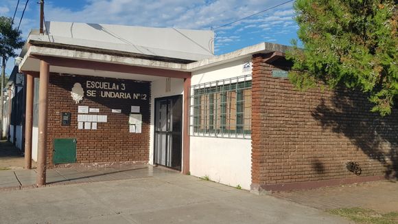 Una mujer atacó con arma blanca a otra a la salida de la escuela 3, cuando fueron a buscar los nenes