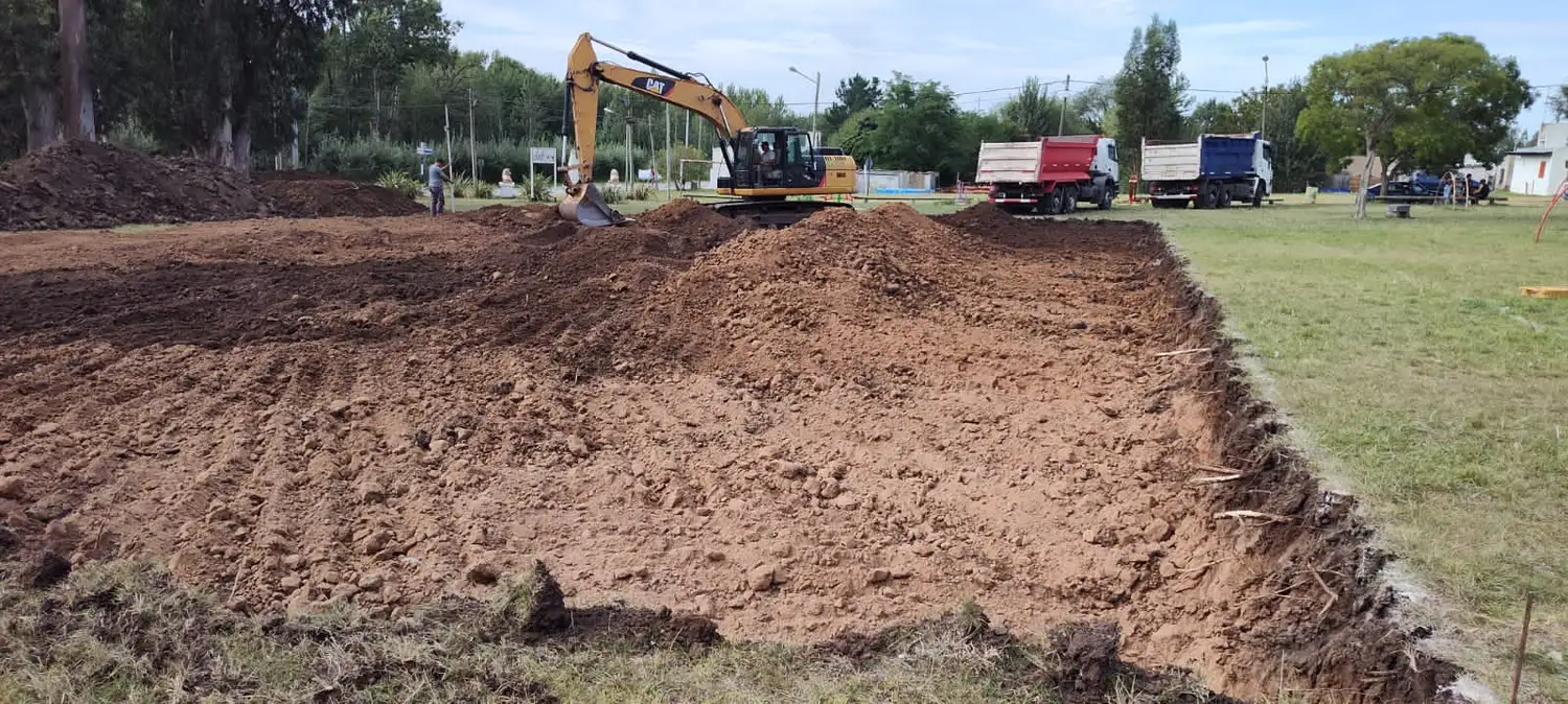 Comenzaron a nivelar el terreno para el Playón Deportivo en Cerro Leones