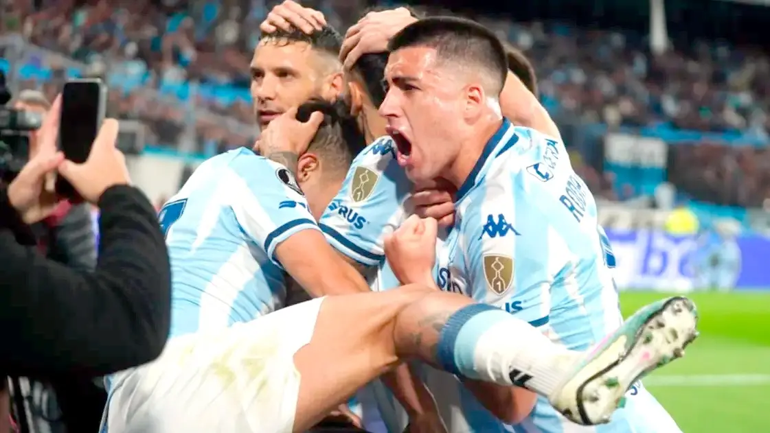 El equipo dirigido por Gustavo Costas festeja el gol que le dio el triunfo