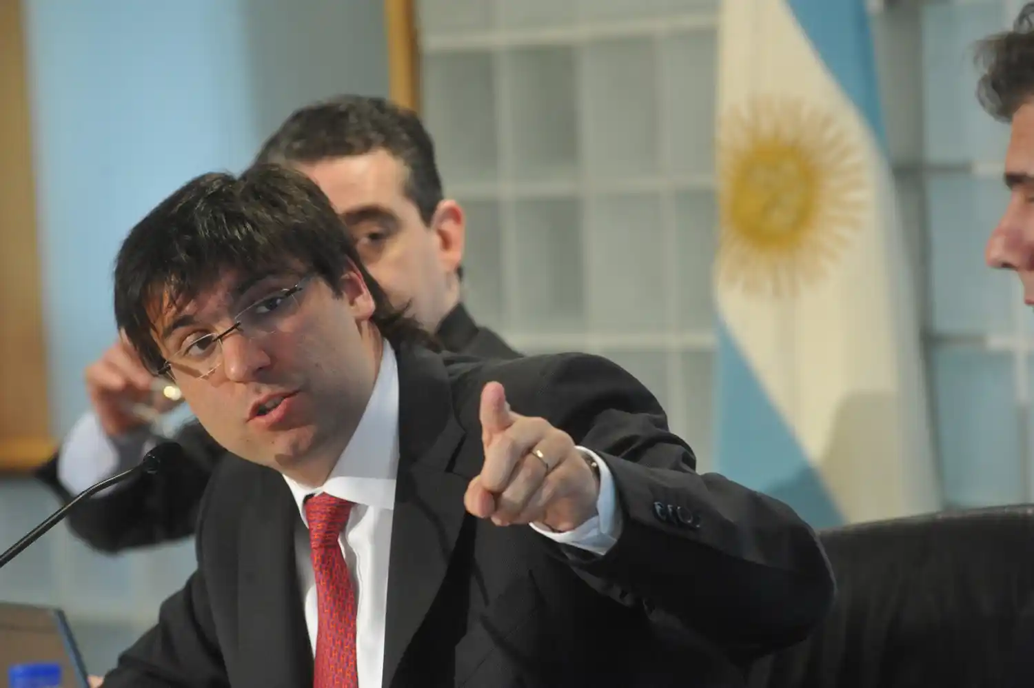 Piden investigar a Bossio por el desvío de 830 millones de pesos