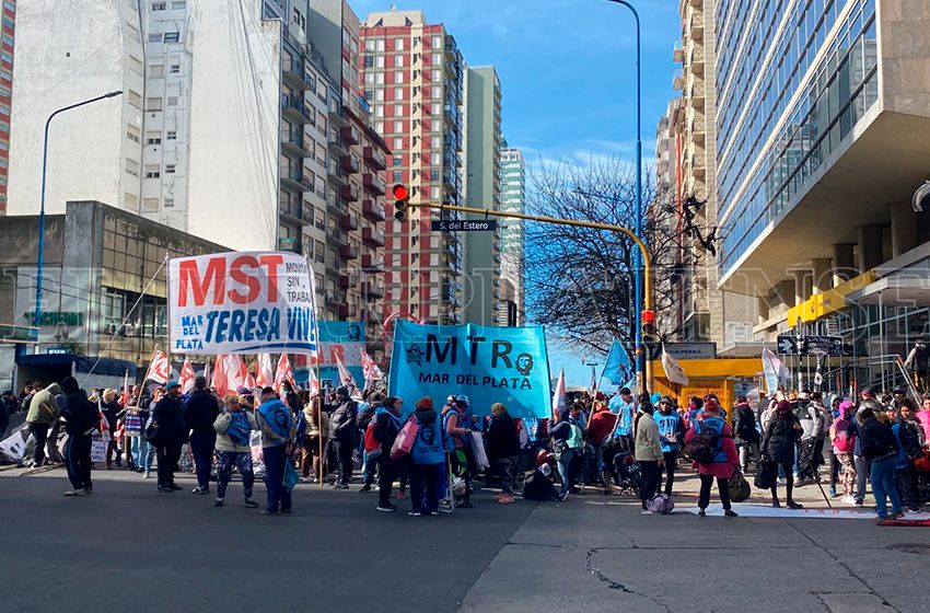 Tierra, pan y trabajo genuino: piqueteros acamparán por tiempo indeterminado frente al Palacio Municipal