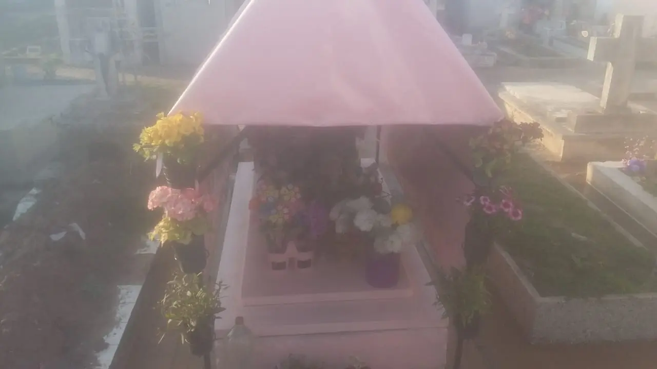 Cementerio: queremos que Morena descanse en paz y no le roben “sus juguetes”