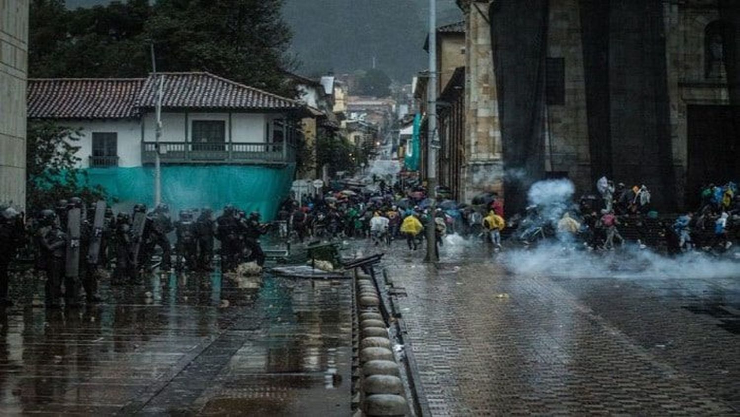 COLOMBIA SIGUE ALBOROTADA: tres heridos dejan disturbios en Bogotá