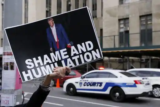 ¡SE ACERCA EL MOMENTO DE LA VERDAD! Trump ya en Nueva York para comparecer ante la justicia