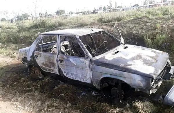 Sustraen un auto de la vía pública, roban las partes y lo prenden fuego