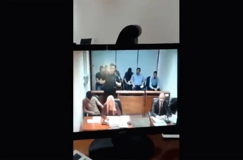 En plena audiencia, un preso le tiró un tacho de basura por la cabeza a la fiscal