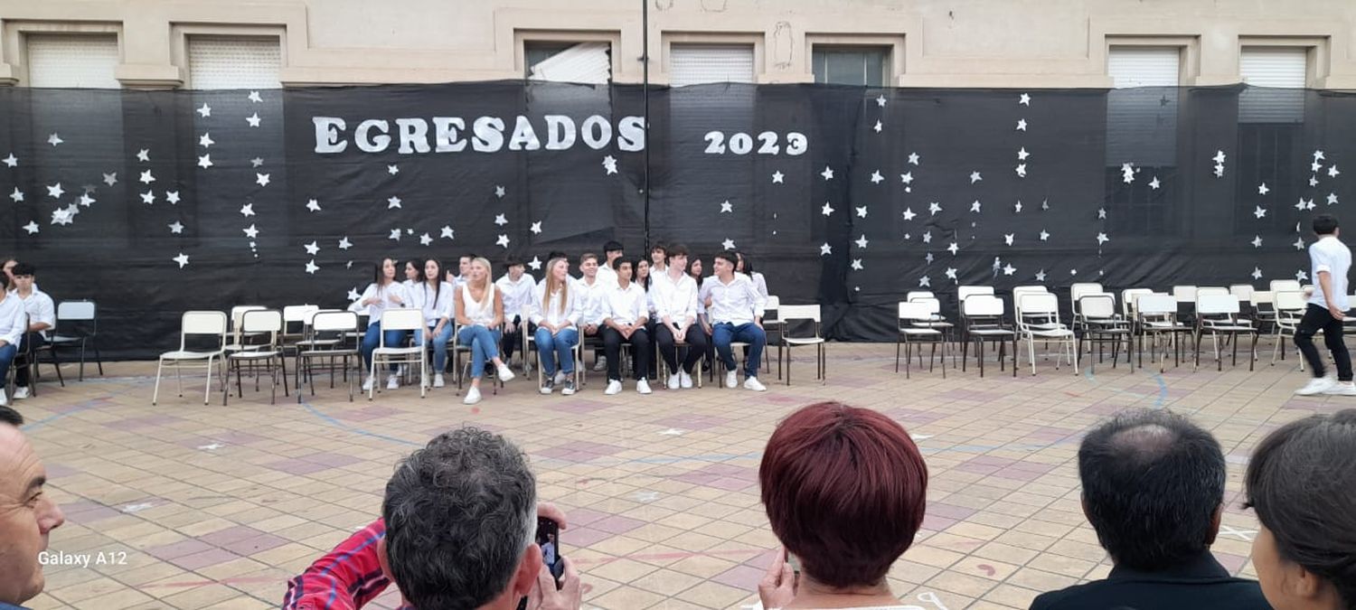 ¡Felicidades a los egresados de la escuela Normal!