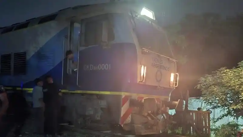 La locomotora involucrada en el accidente es la KD8H0001. En siete vagones trasladaba 103 pasajeros con destino a la Estación Rosario Norte.