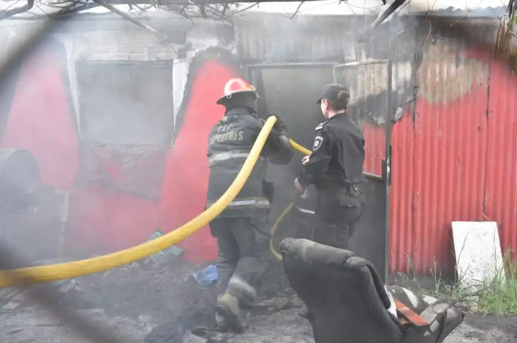 Un voraz incendio consumió por completo una vivienda en la ciudad de Santa Fe