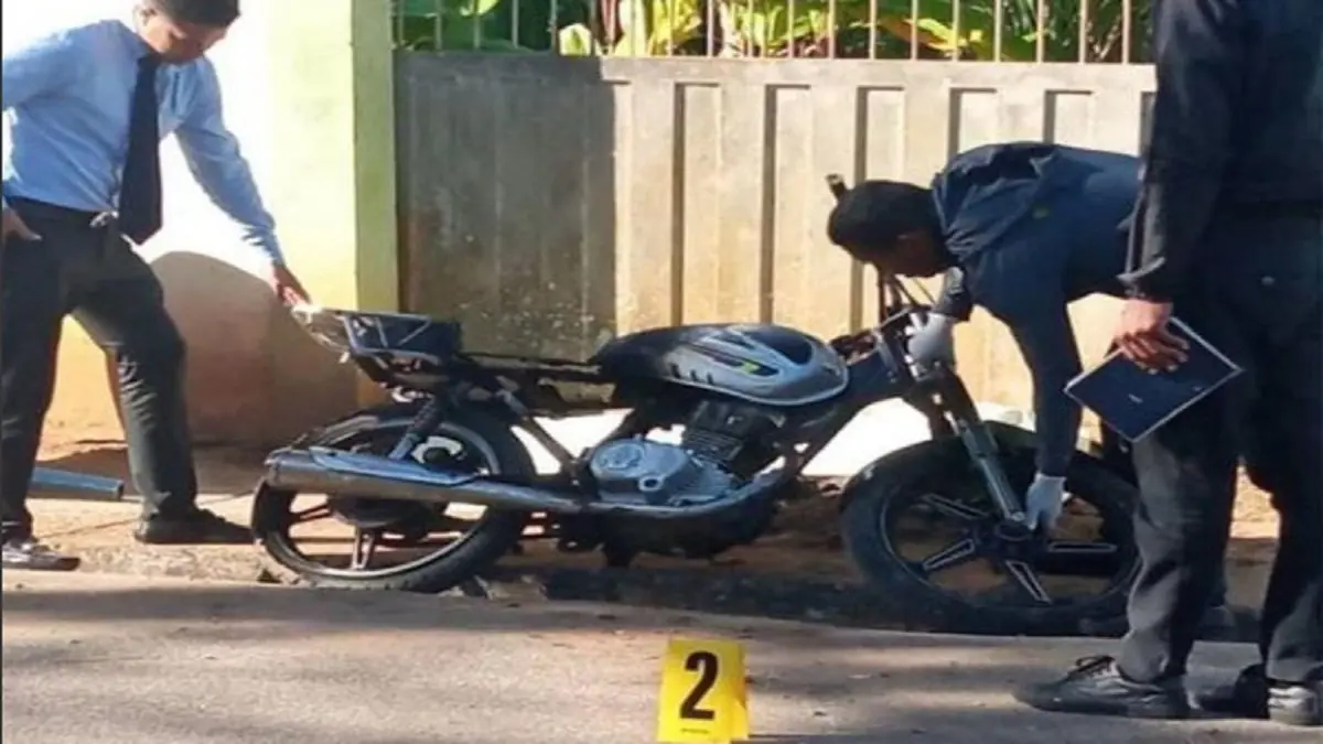 ¡TREMENDO CORRIENTAZO! Cable de alta tensión le quita la vida a tres jóvenes que viajaban en una moto