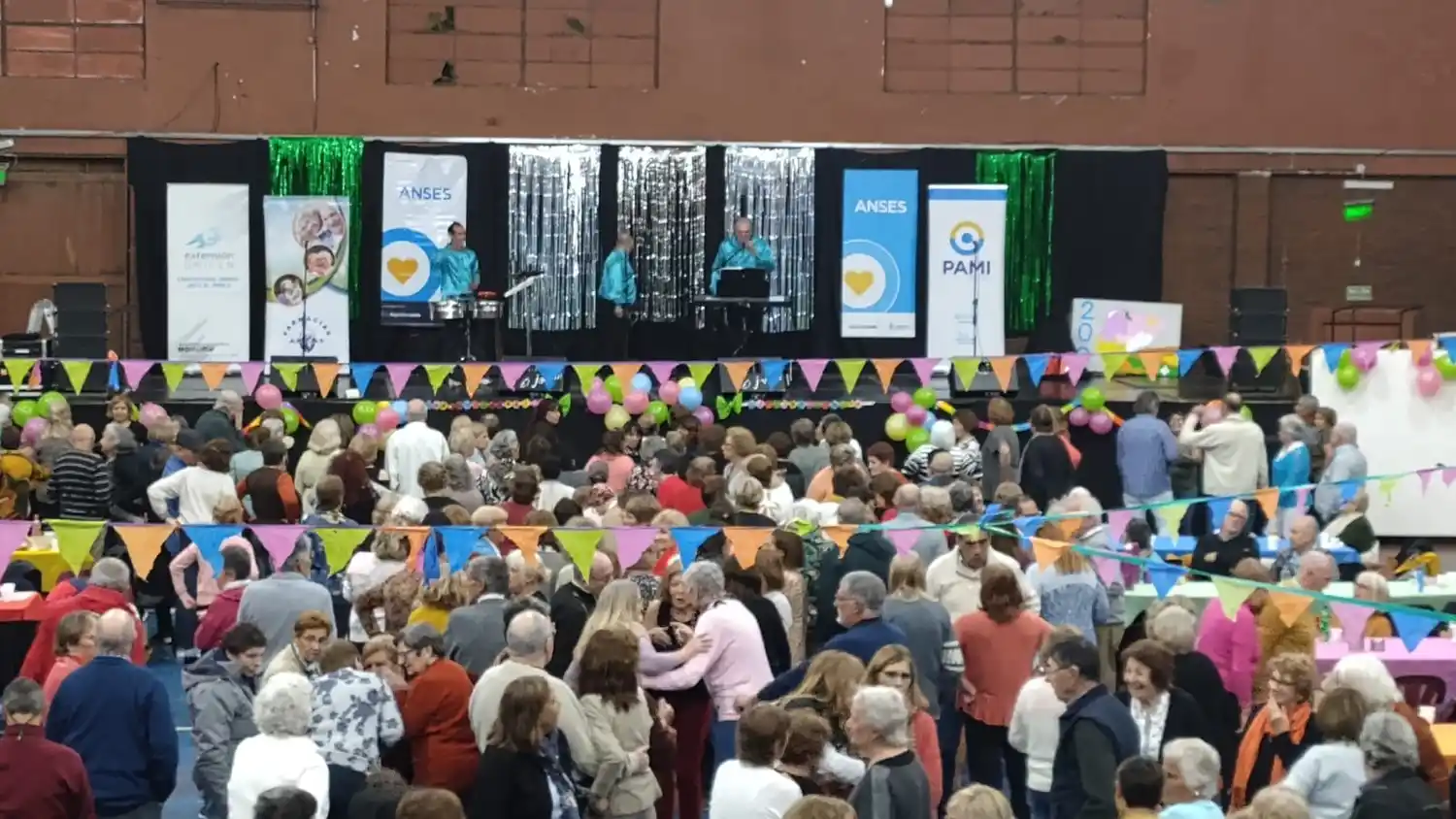 Se trata de un espacio de encuentro y recreación para adultos mayores que organizan en conjunto Anses, PAMI, y Unicen.