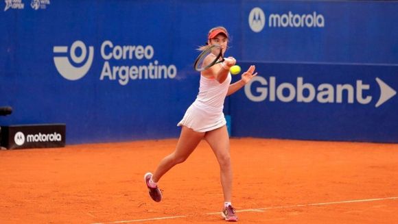 Solana Sierra le ganó a la N°2 del mundo junior y cayó en semifinales