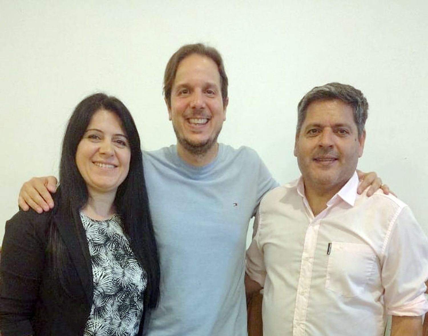 Posando. Verónica Bibbó y Pablo Nosek flanquean al diputado Gastón Abonjo