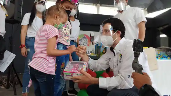 ESFUERZOS: Juguetes y sonrisas regaló el alcalde Elías Sayegh