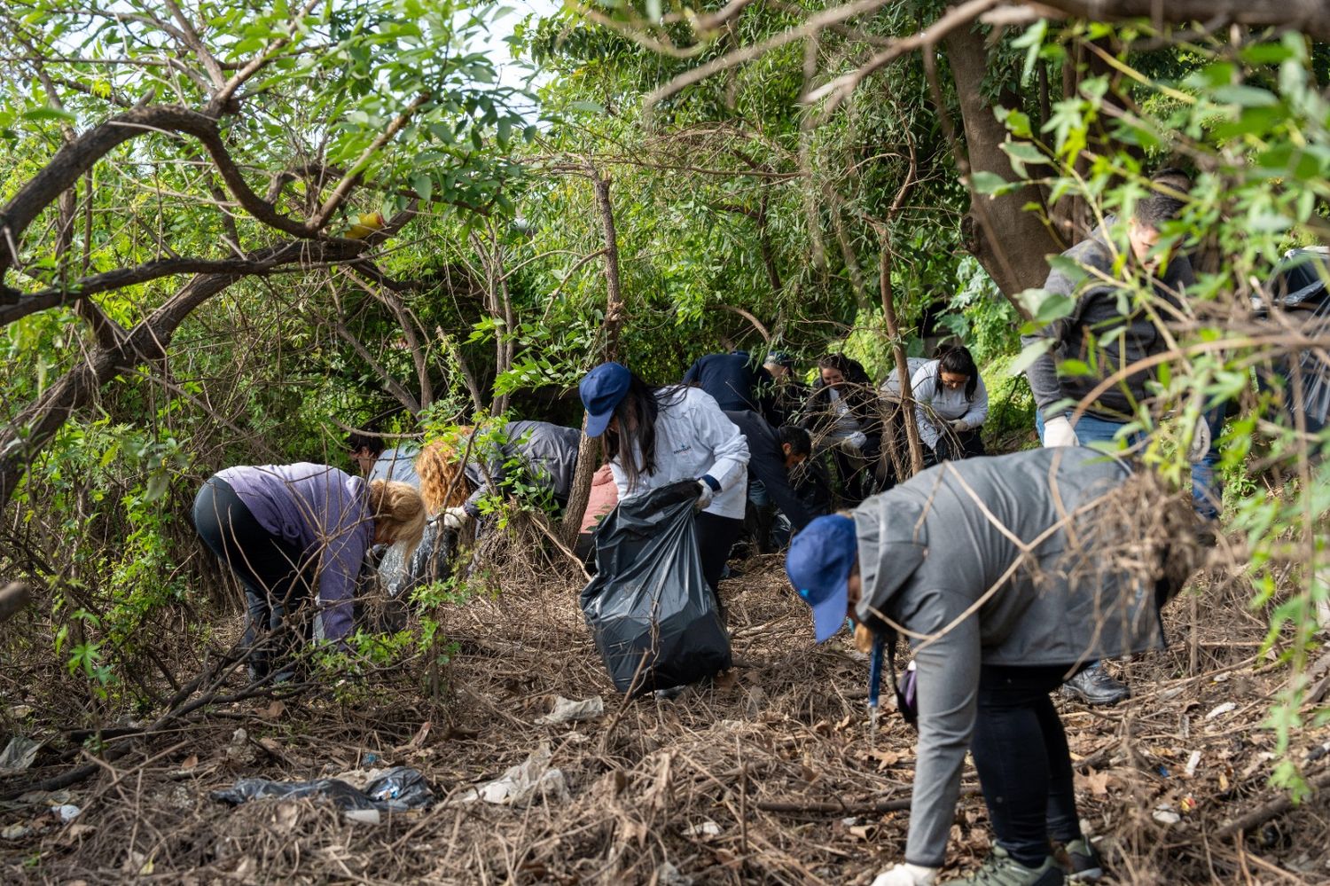 Jornada de voluntariado de MetroGas: Juntaron 90 kilos de plásticos y desechos de una Reserva Ecológica