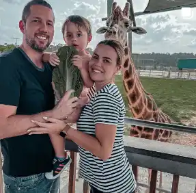Georgina Palacios con su esposo, Gabo Parisi, y su hijo. Foto Instagram