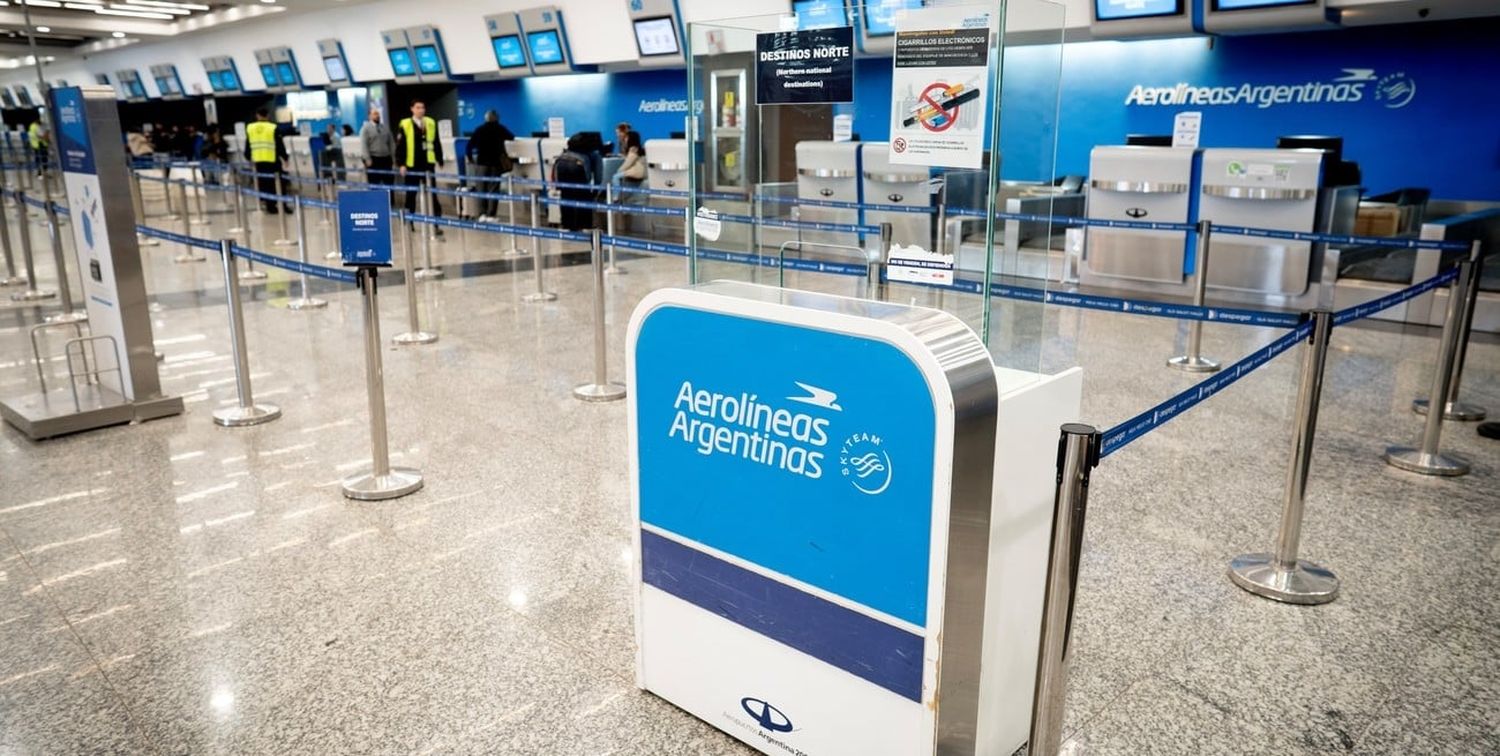 El área de registro del Aeroparque Jorge Newbery, en la ciudad de Buenos Aires, permanecía vacío este viernes tras la cancelación de vuelos en el marco del paro de actividades de pilotos y aeronavegantes de la empresa Aerolíneas Argentinas. Foto: Xinhua / Martín Zabala.