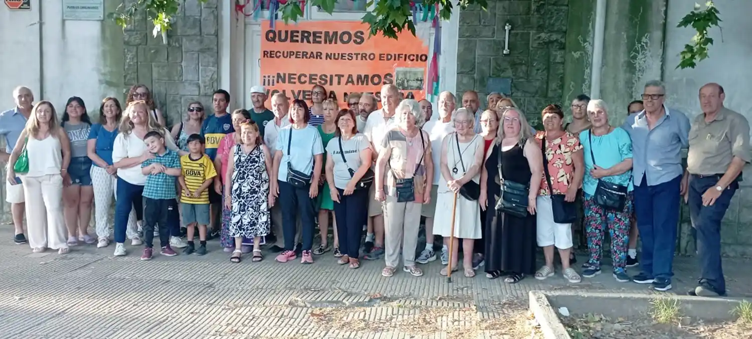 escuela 7 reclamo abrazo 16-01-25 - 1