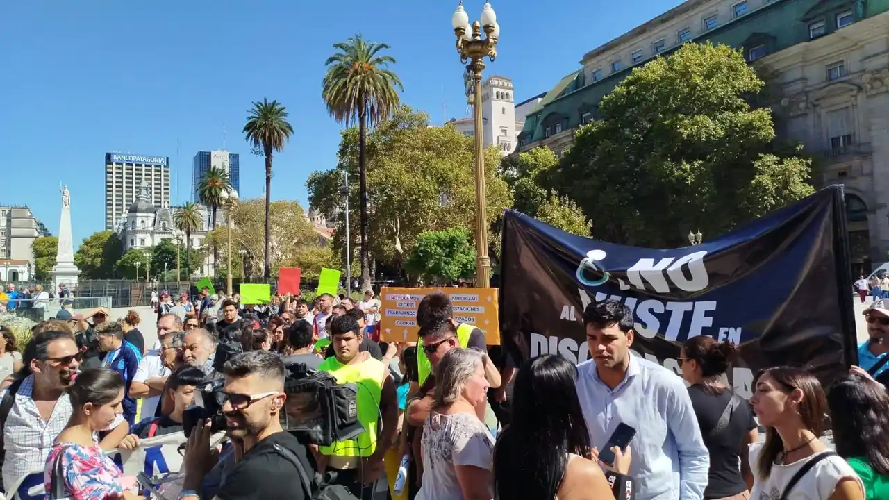 Familiares y prestadores del área de discapacidad le solicitan al Gobierno Nacional saldar sus dedudas.