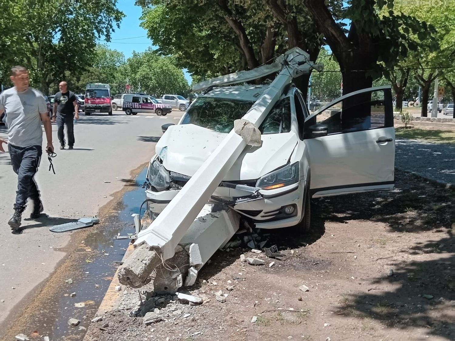 Destruida quedó la columna
