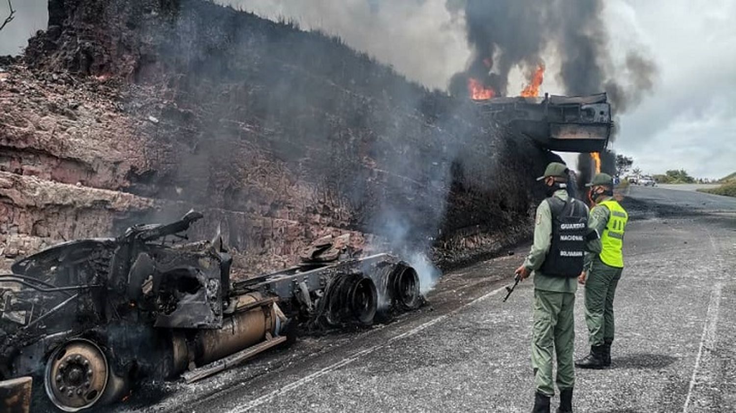 Tres indígenas resultaron quemados al tratar de extraer gasoil de una cisterna volcada