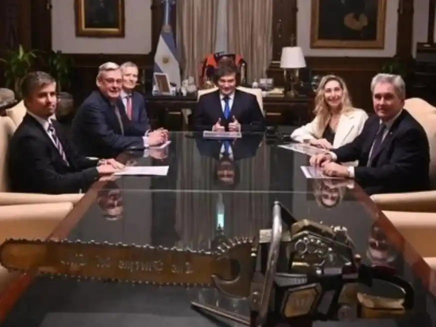 Javier y Karina Milei y Pablo Quirno en la reunión de trabajo con autoridades de Vicuña Corp.