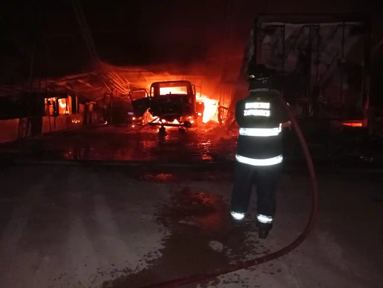 Impactante incendio en un depósito de camiones a la vera de la ruta 1: pérdidas totales