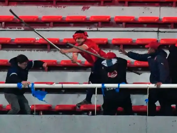 Conmebol tendría la decisión tomada para el futuro de Independiente y U de Chile tras los graves incidentes