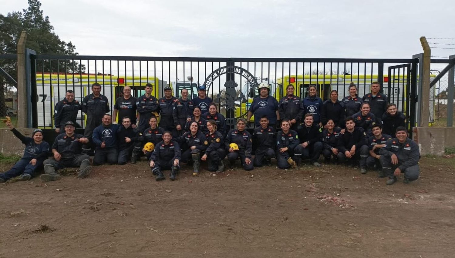Los bomberos ya realizan tareas en el terreno de avenida Ovidio Lagos al 1200. Foto: Gentileza.