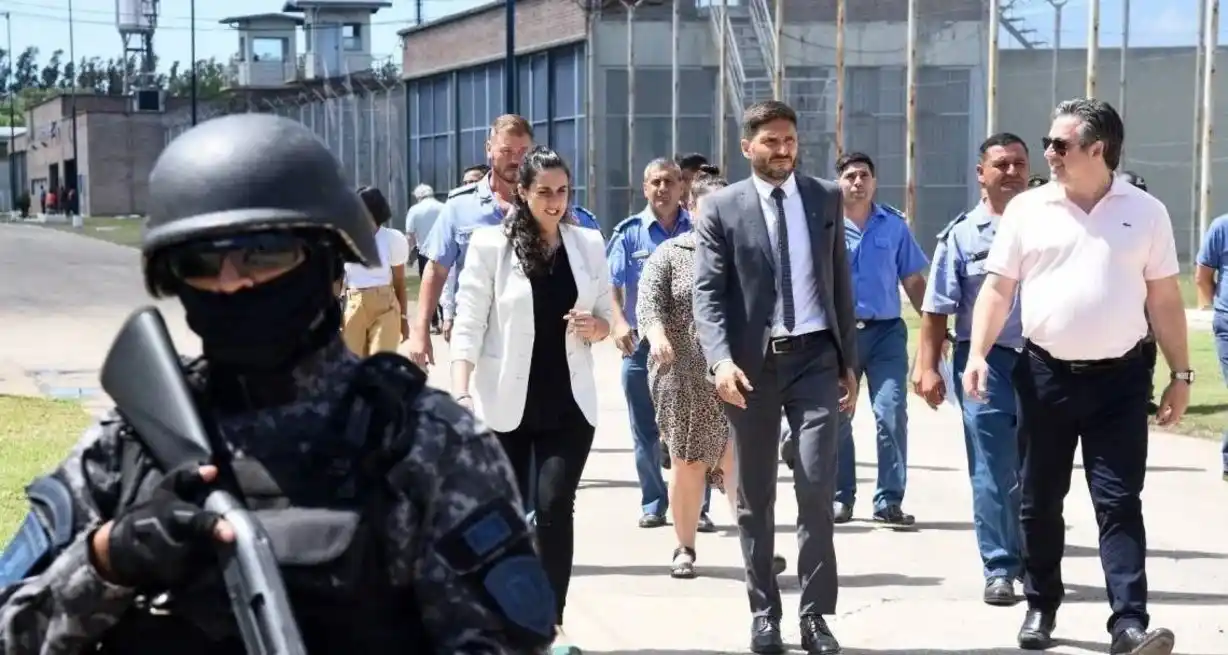El ministro de Justicia y Seguridad, Pablo Cococcioni (derecha), camina junto al gobernador Pullaro en una visita a una cárcel santafesina. "Se terminó la ranchada", dijo el ministro.