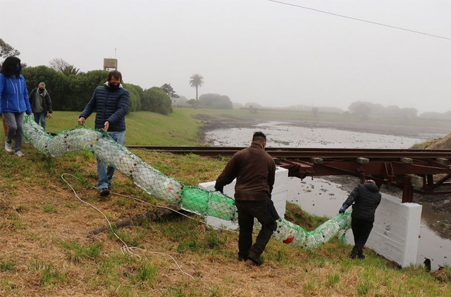 Instalaron una biobarda en el lago de Parque Camet