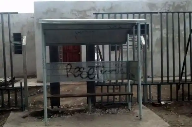 No logra que le saquen la parada de colectivos de la puerta de su casa