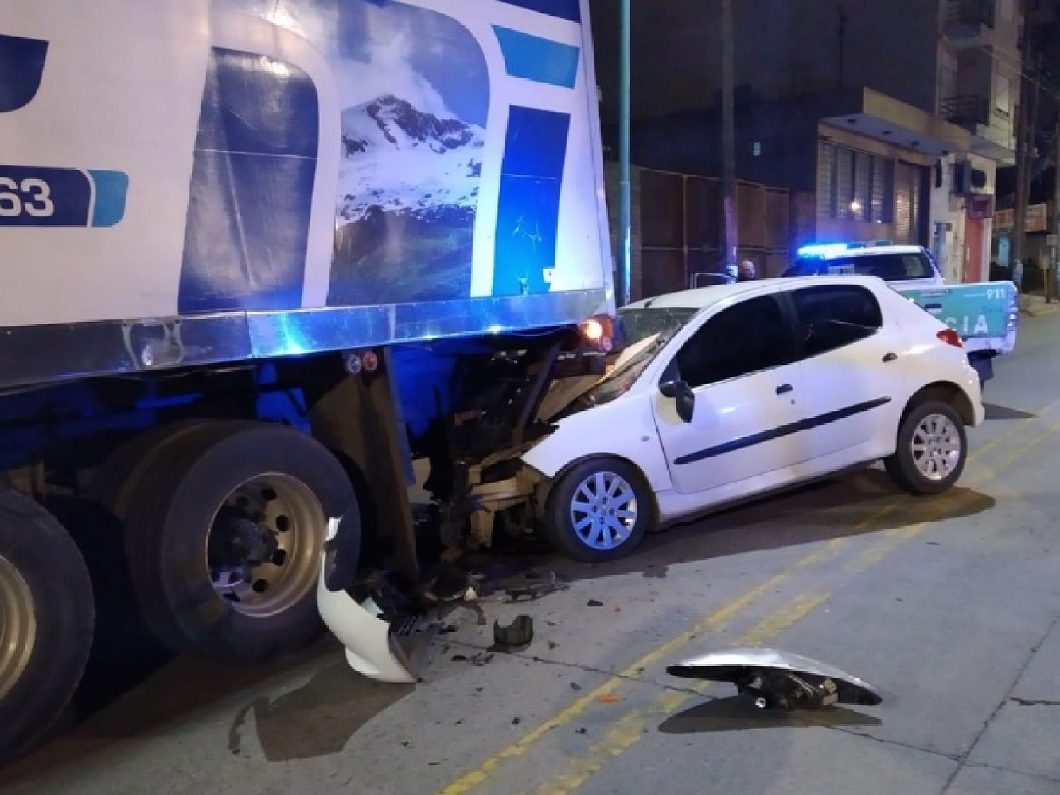 Tres jóvenes murieron al chocar contra un camión mal estacionado