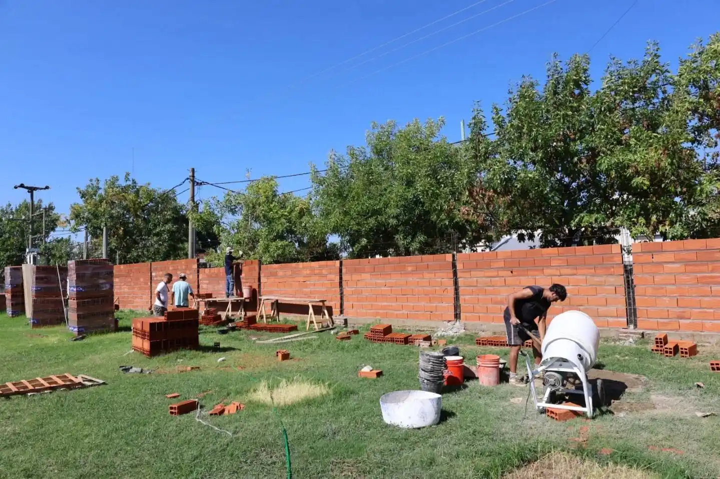 El tapial fue construido en la zona que da a calle Casella.