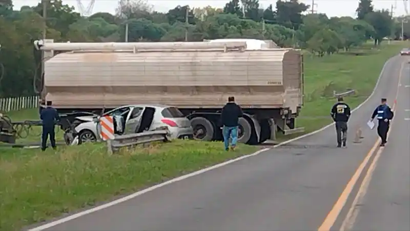 Ruta 12 : auto chocó contra un camión