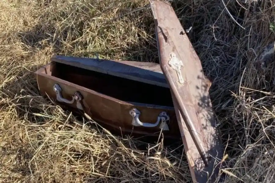 Impactante hallazgo: encontraron un féretro abandonado con restos de un bebé en un cementerio